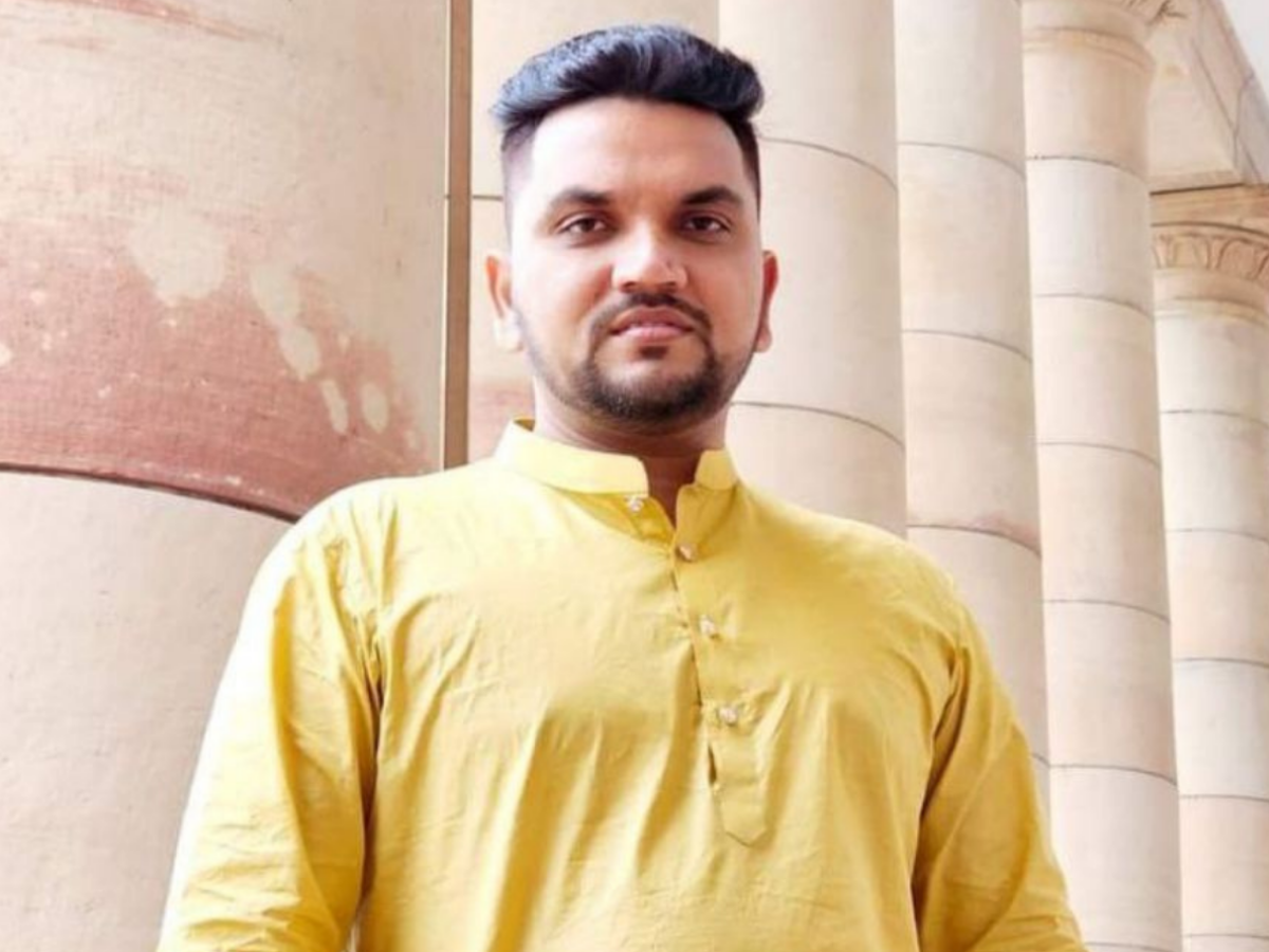 Bhojpuri Controversy: भोजपुरी सिंगर गुंजन सिंह ने चोरी किया ‘मरद सूटबूट वाला’, फेसबुक लाइव पर लगाए घिनौने आरोप; इंडस्ट्री में मच गया था बवाल! - Photo Gallery