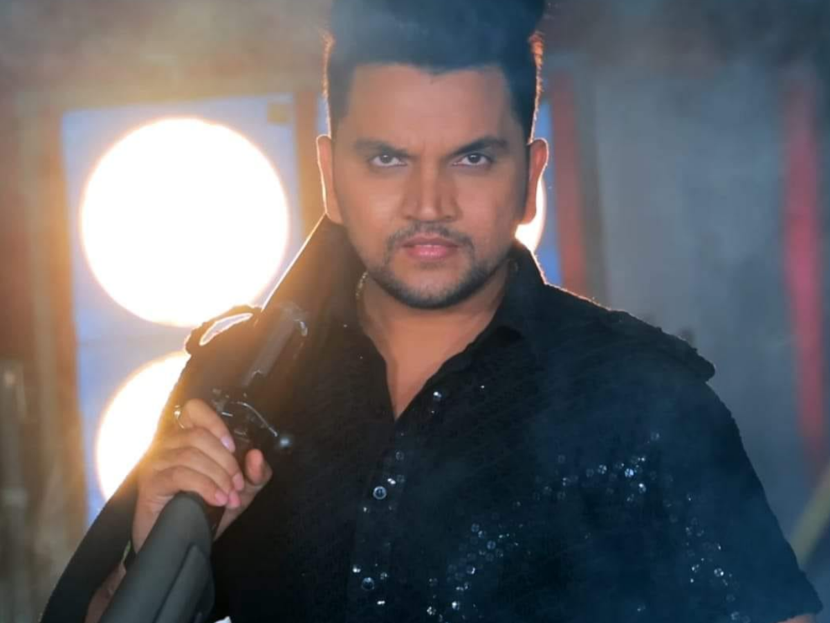 Bhojpuri Controversy: भोजपुरी सिंगर गुंजन सिंह ने चोरी किया ‘मरद सूटबूट वाला’, फेसबुक लाइव पर लगाए घिनौने आरोप; इंडस्ट्री में मच गया था बवाल! - Photo Gallery