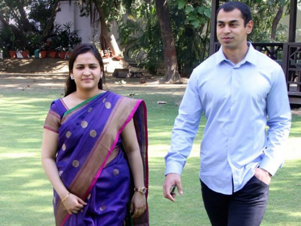 कौन है अखिलेश यादव के सौतेले भाई प्रतीक? राजनीति से भागते हैं दूर; अब पत्नी अपर्णा यादव से लेना चाहते हैं तलाक - Photo Gallery