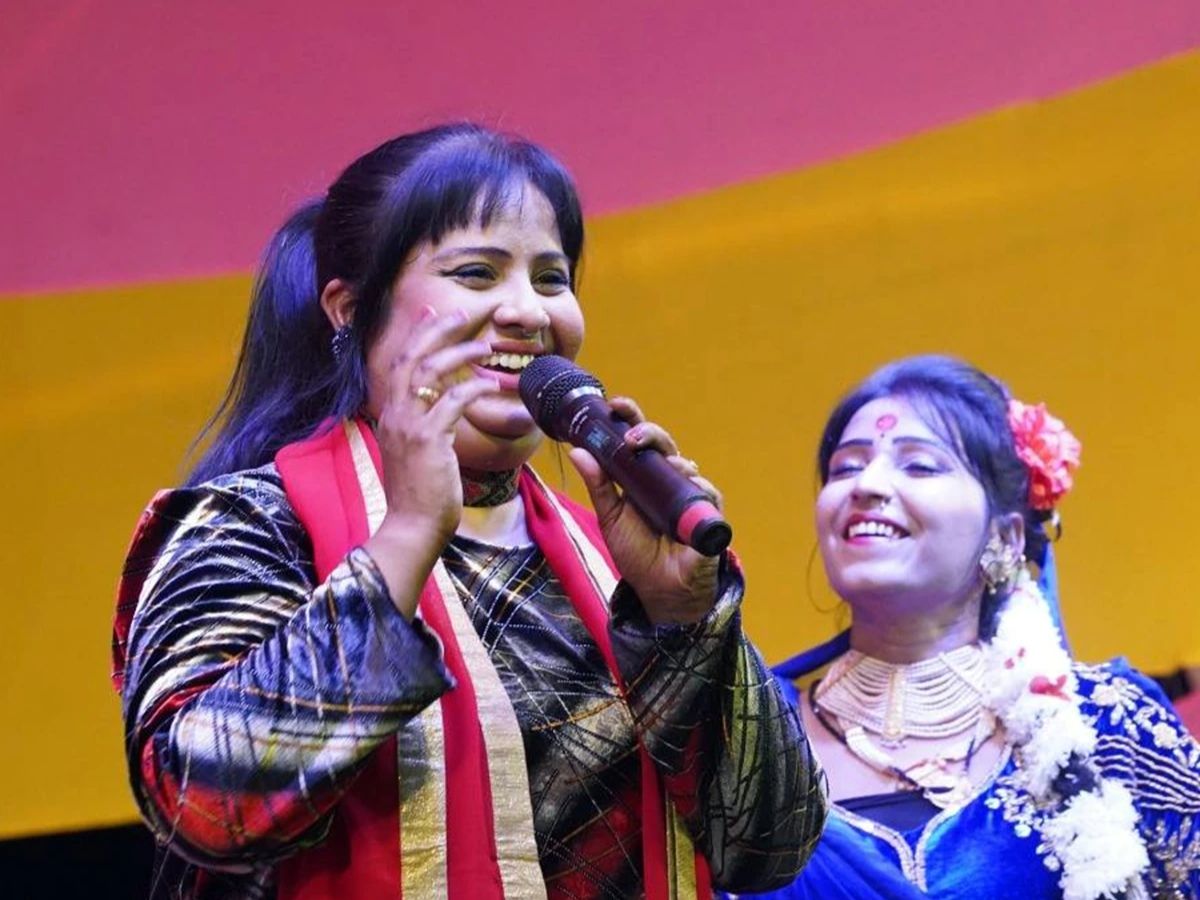 न पति, न फेरे… फिर भी भोजपुरी गायिका देवी के घर जब गूंजी थी किलकारी! जर्मनी से जुड़ी है उनके बच्चे की यह कहानी - Photo Gallery