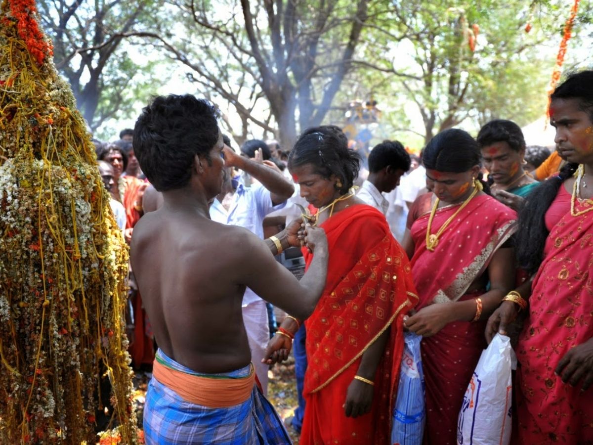 Bizzare Indian Tradition: आखिर क्यों हजारों ट्रांसजेंडर महिलाएं करती हैं भगवान अरावन से शादी और फिर अगले दिन ही विलाप? - Photo Gallery