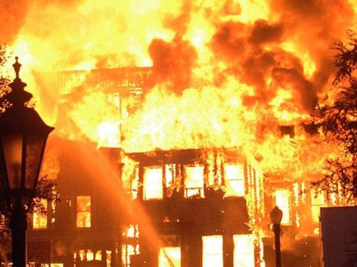 Dream Astrology: सपने में आग देखना शुभ या अशुभ? यह सुख का संकेत या संकट की चेतावनी, जानें - Photo Gallery