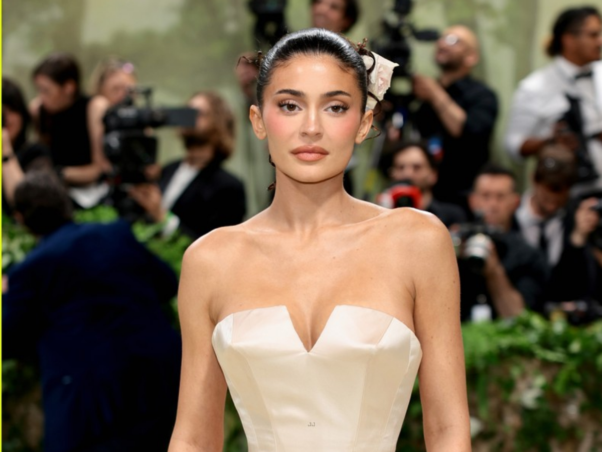 हाय गर्मी! कड़ाके की ठंड में Kylie Jenner की तस्वीरों ने लगाई आग, देखते ही खड़े हो जाएंगे रोंगटे - Photo Gallery