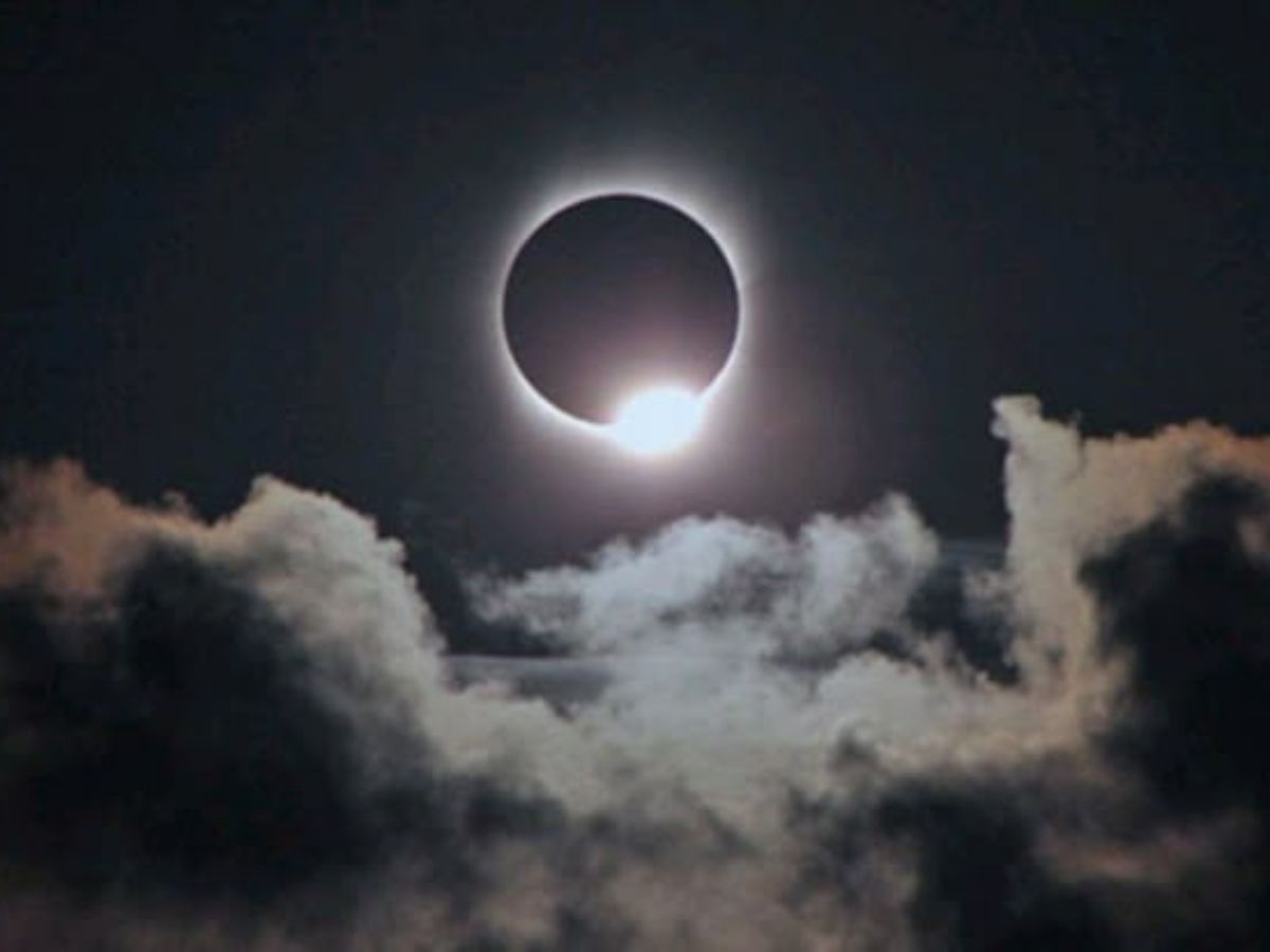 Eclipse 2026: साल का पहला सूर्य और चंद्र ग्रहण हिंदू कैलेंडर के किस महीने में लगेगा? - Photo Gallery