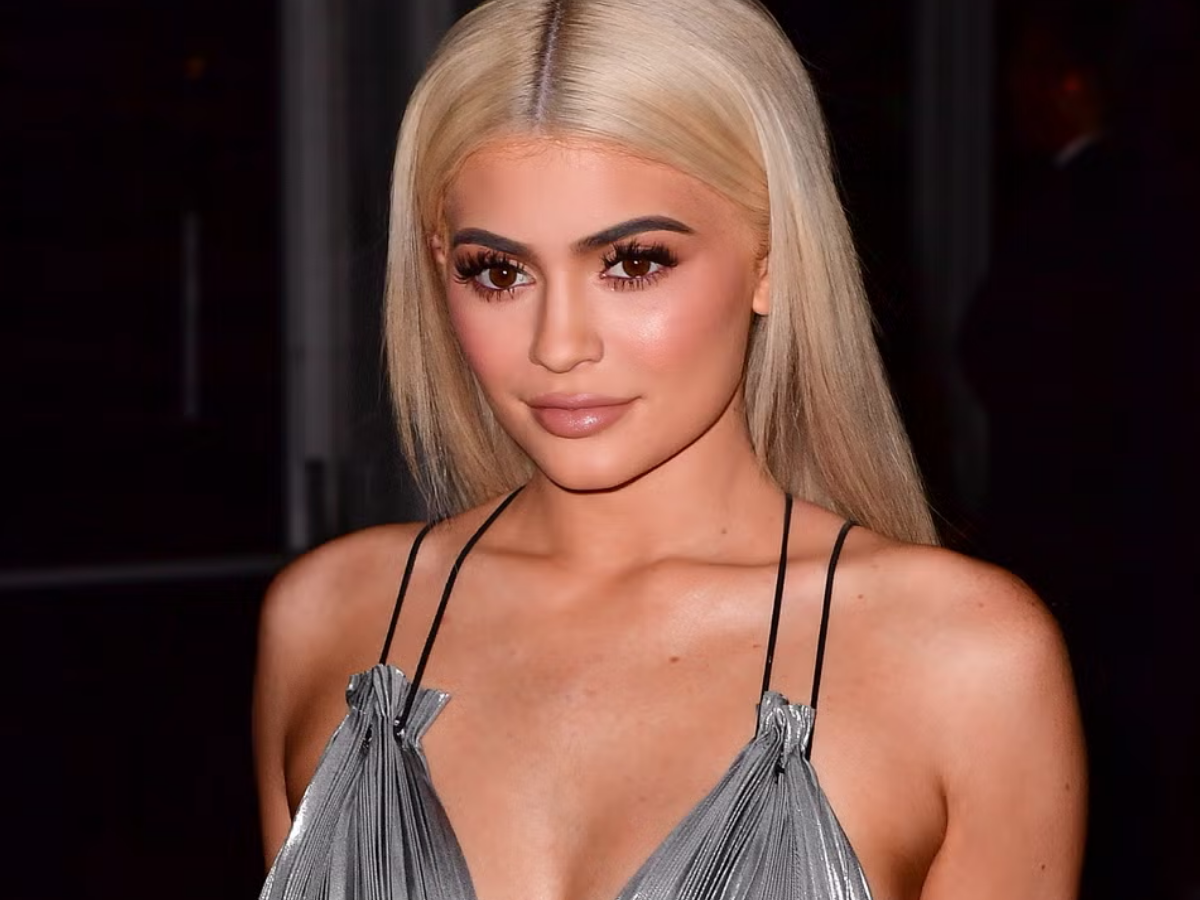 हाय गर्मी! कड़ाके की ठंड में Kylie Jenner की तस्वीरों ने लगाई आग, देखते ही खड़े हो जाएंगे रोंगटे - Photo Gallery