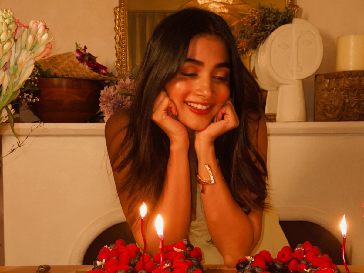 कौन है वो एक्टर, जो बिना इजाज़त के घुसा पूजा हेगड़े की वैनिटी वैन में, एक्सपर्ट रमेश बाला ने तोड़ी चुप्पी - Photo Gallery