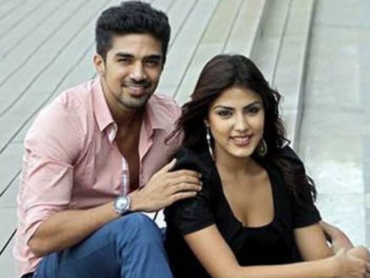 यंग बॉय से लेकर Sugar Daddy तक! जाने किस-किसको डेट कर चुकीं  Sushant Singh Rajput की Ex रिया चक्रवर्ती - Photo Gallery