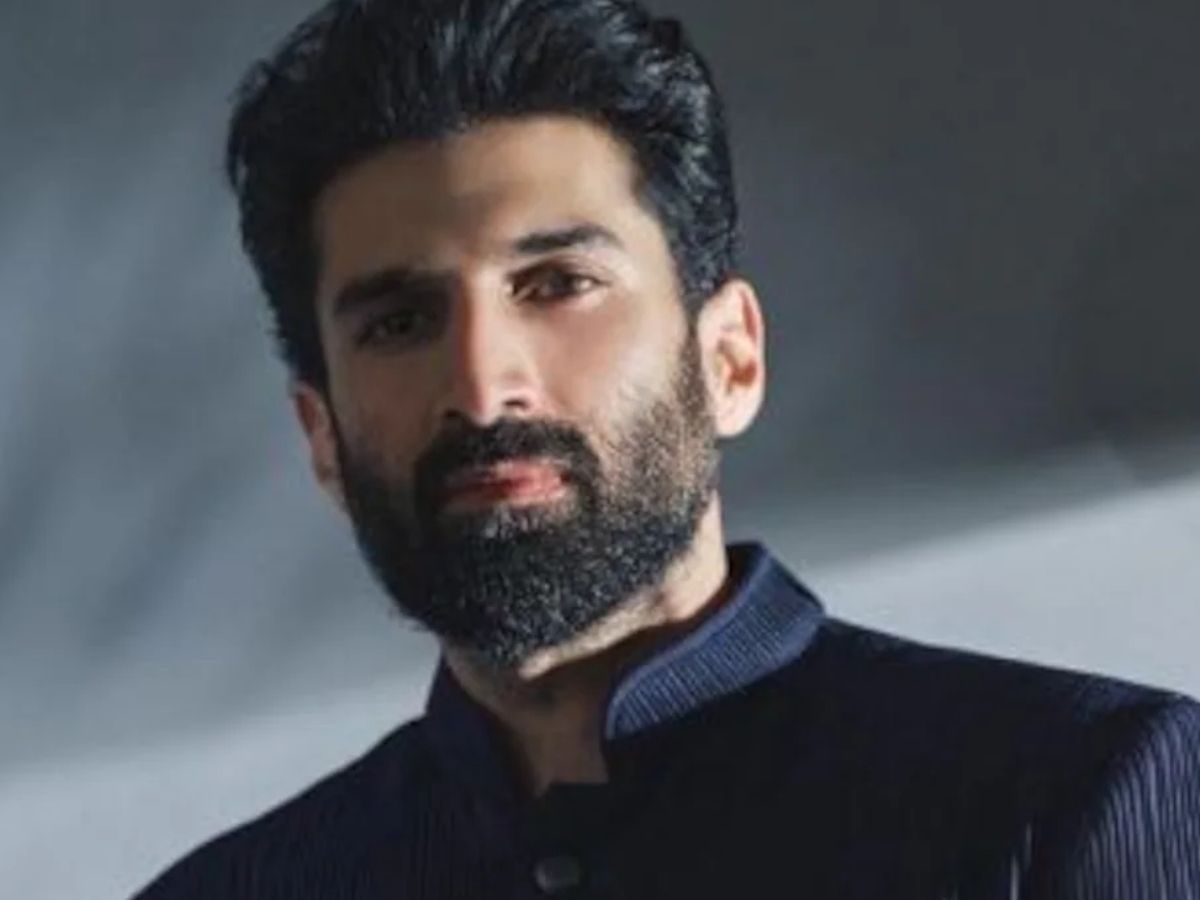 यंग बॉय से लेकर Sugar Daddy तक! जाने किस-किसको डेट कर चुकीं  Sushant Singh Rajput की Ex रिया चक्रवर्ती - Photo Gallery