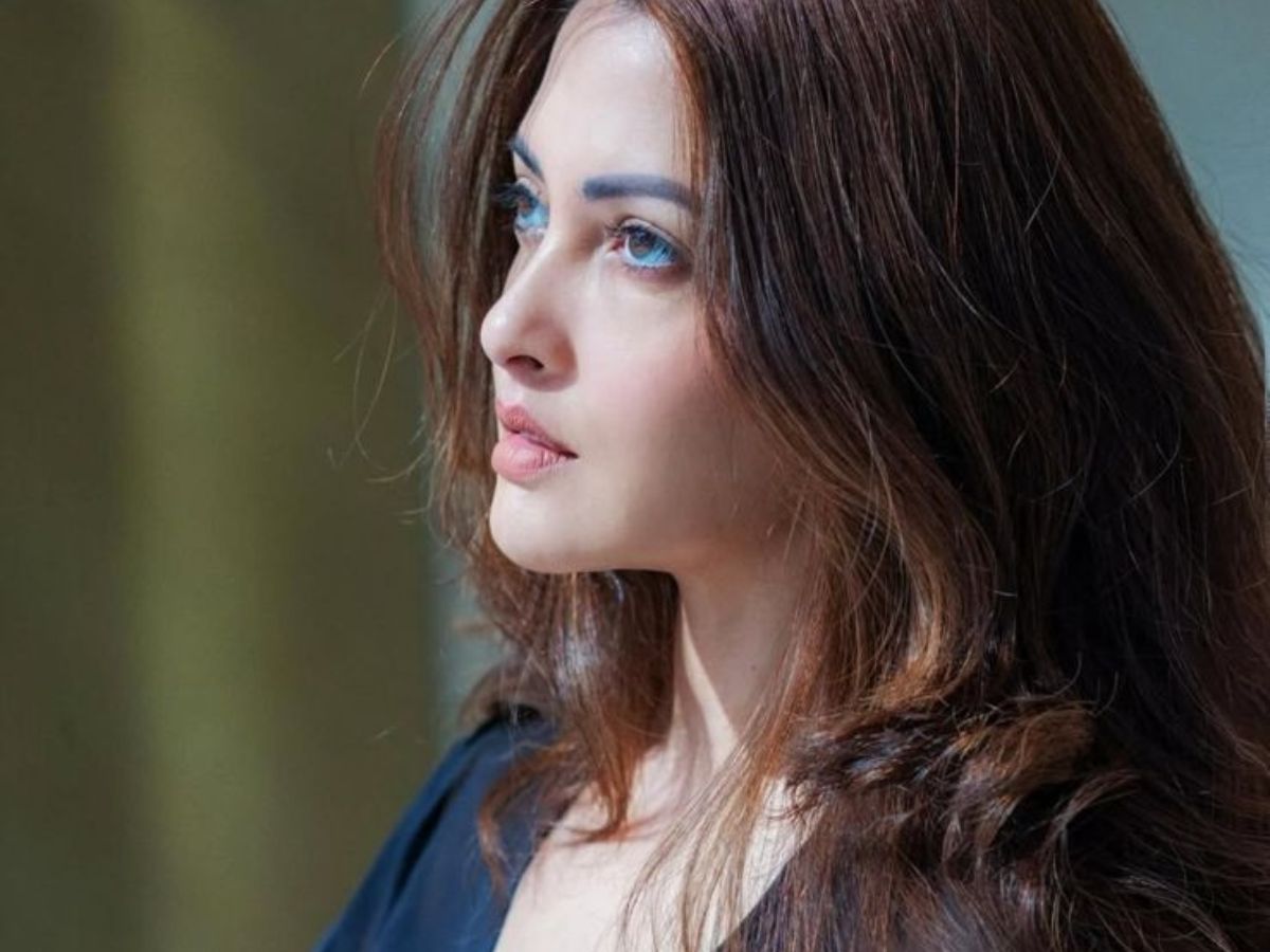 Riya Sen Beauty Secret: आज भी यंग दिखती है  Ragini MMS 2 की स्टार रिया सेन, जानें नैचुरल ग्लो का सीक्रेट और स्किनकेयर रूटीन - Photo Gallery