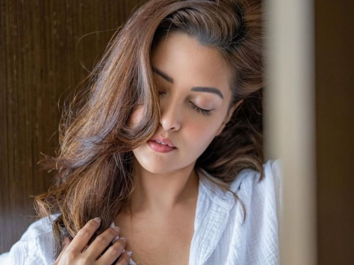 Riya Sen Beauty Secret: आज भी यंग दिखती है  Ragini MMS 2 की स्टार रिया सेन, जानें नैचुरल ग्लो का सीक्रेट और स्किनकेयर रूटीन - Photo Gallery