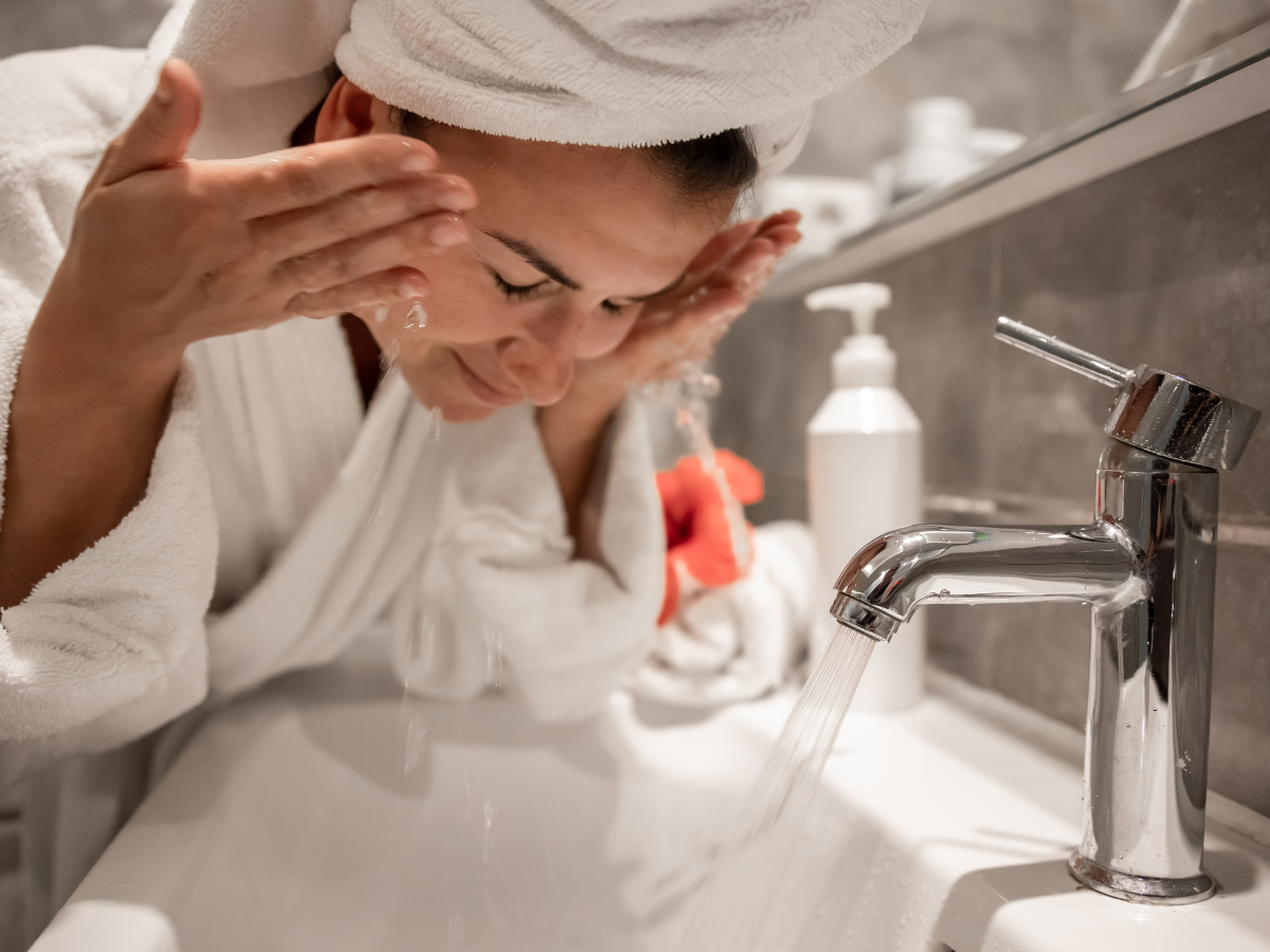 सावधान! आपकी ये 3 रोज़ाना की आदतें छीन रही हैं चेहरे का नूर; आज ही सुधारें! - Photo Gallery