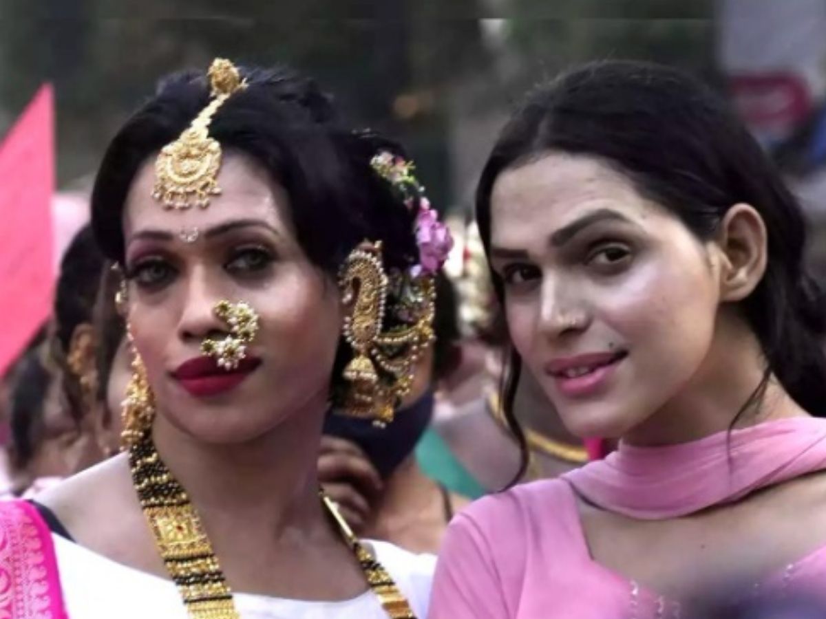 Bizzare Indian Tradition: आखिर क्यों हजारों ट्रांसजेंडर महिलाएं करती हैं भगवान अरावन से शादी और फिर अगले दिन ही विलाप? - Photo Gallery