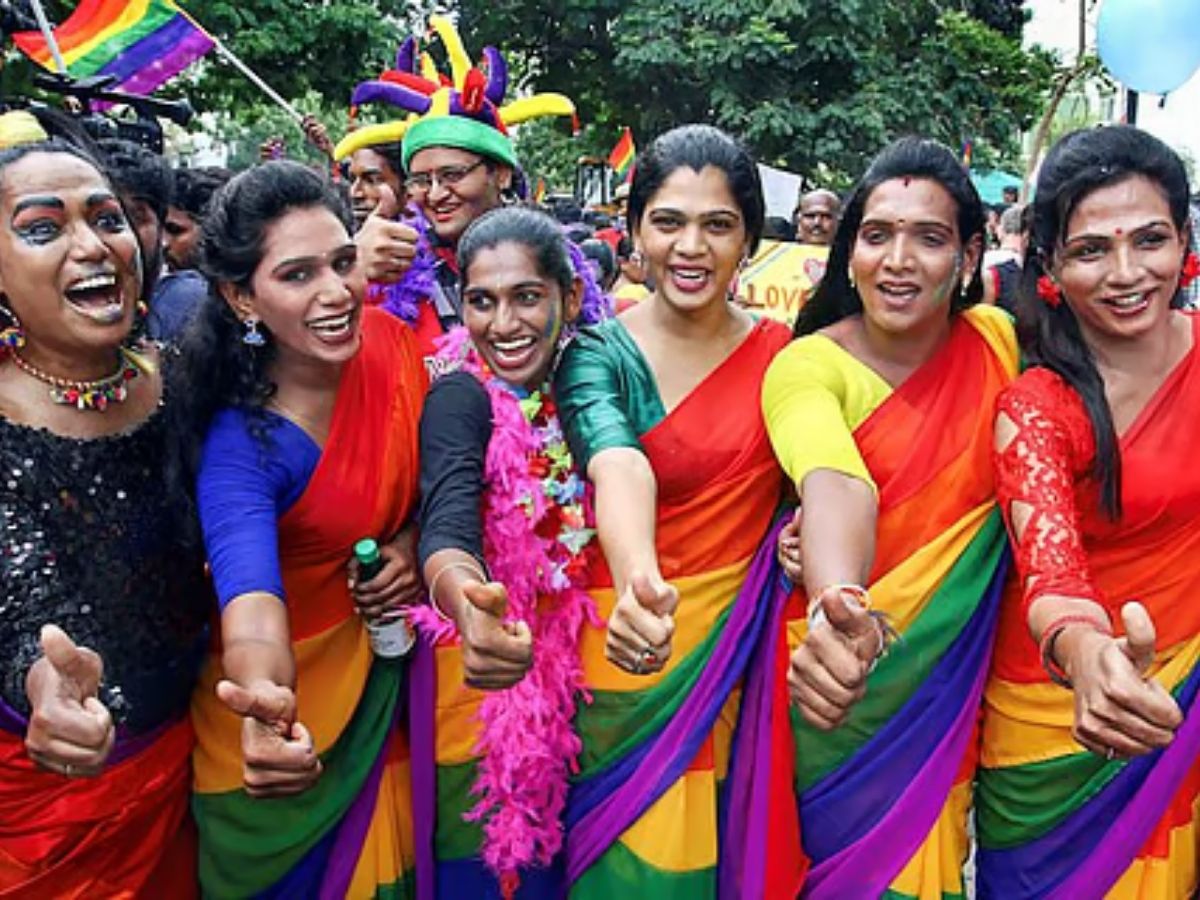 Bizzare Indian Tradition: आखिर क्यों हजारों ट्रांसजेंडर महिलाएं करती हैं भगवान अरावन से शादी और फिर अगले दिन ही विलाप? - Photo Gallery