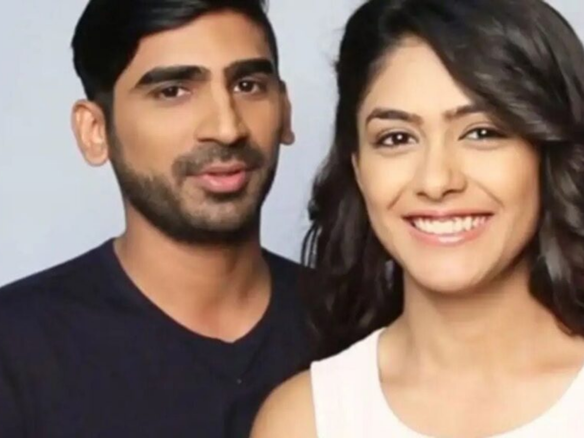 Dhanush से पहले इन 8  हैंडसम हंक के साथ जुड़ा था Mrunal Thakur का नाम, कौन-कौन थे वो lucky boys? लिस्ट में हैं पूरे 8 नाम - Photo Gallery