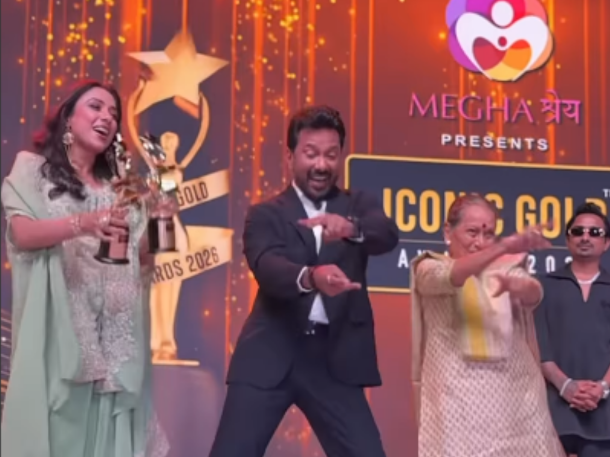 रुपाली गांगुली को मिला ‘आइकॉनिक गोल्ड अवॉर्ड 2026’ , मां रजनी गांगुली ने स्टेज पर किया धुरंधर के गाने पर डांस - Photo Gallery