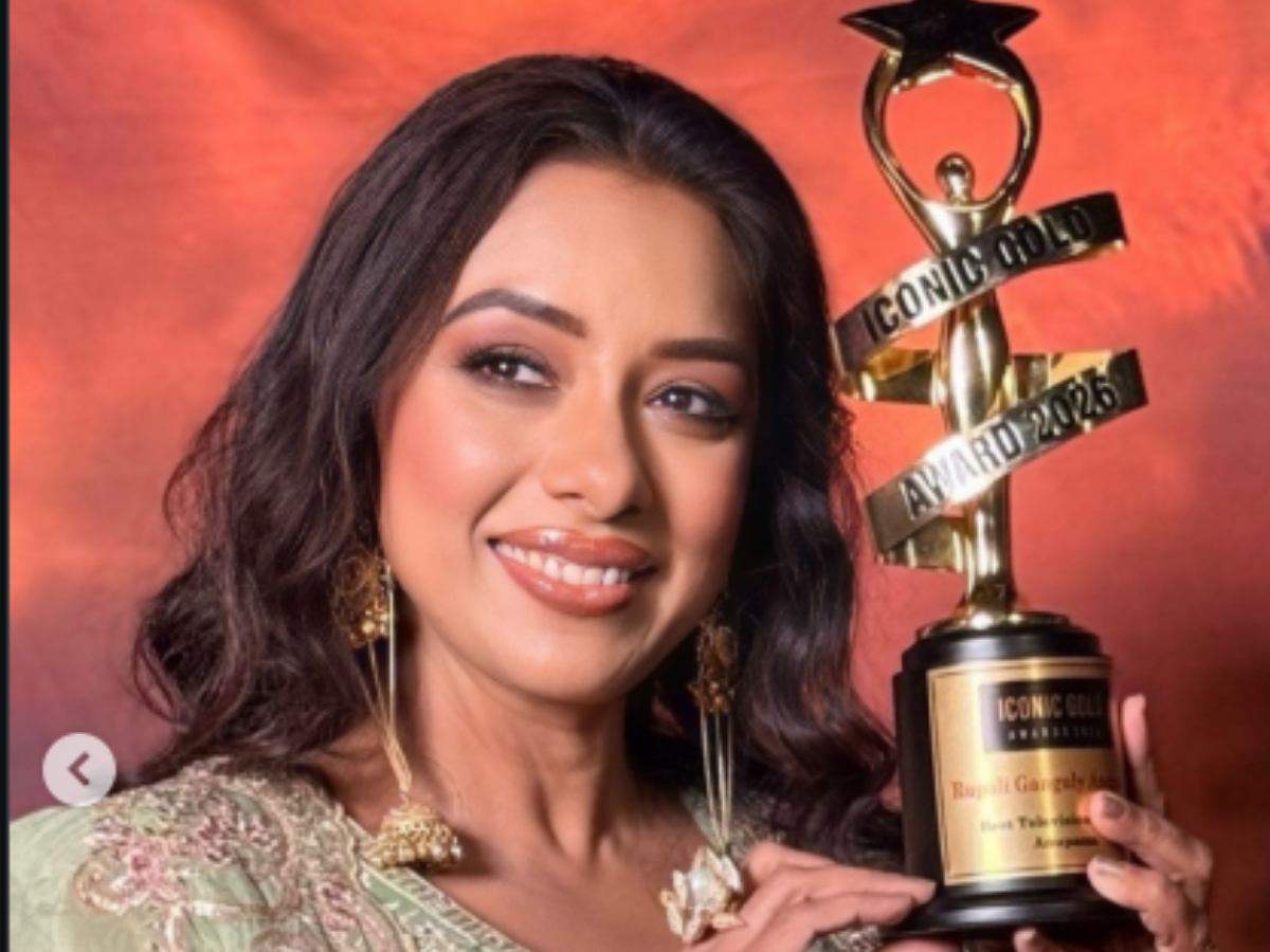 रुपाली गांगुली को मिला ‘आइकॉनिक गोल्ड अवॉर्ड 2026’ , मां रजनी गांगुली ने स्टेज पर किया धुरंधर के गाने पर डांस - Photo Gallery