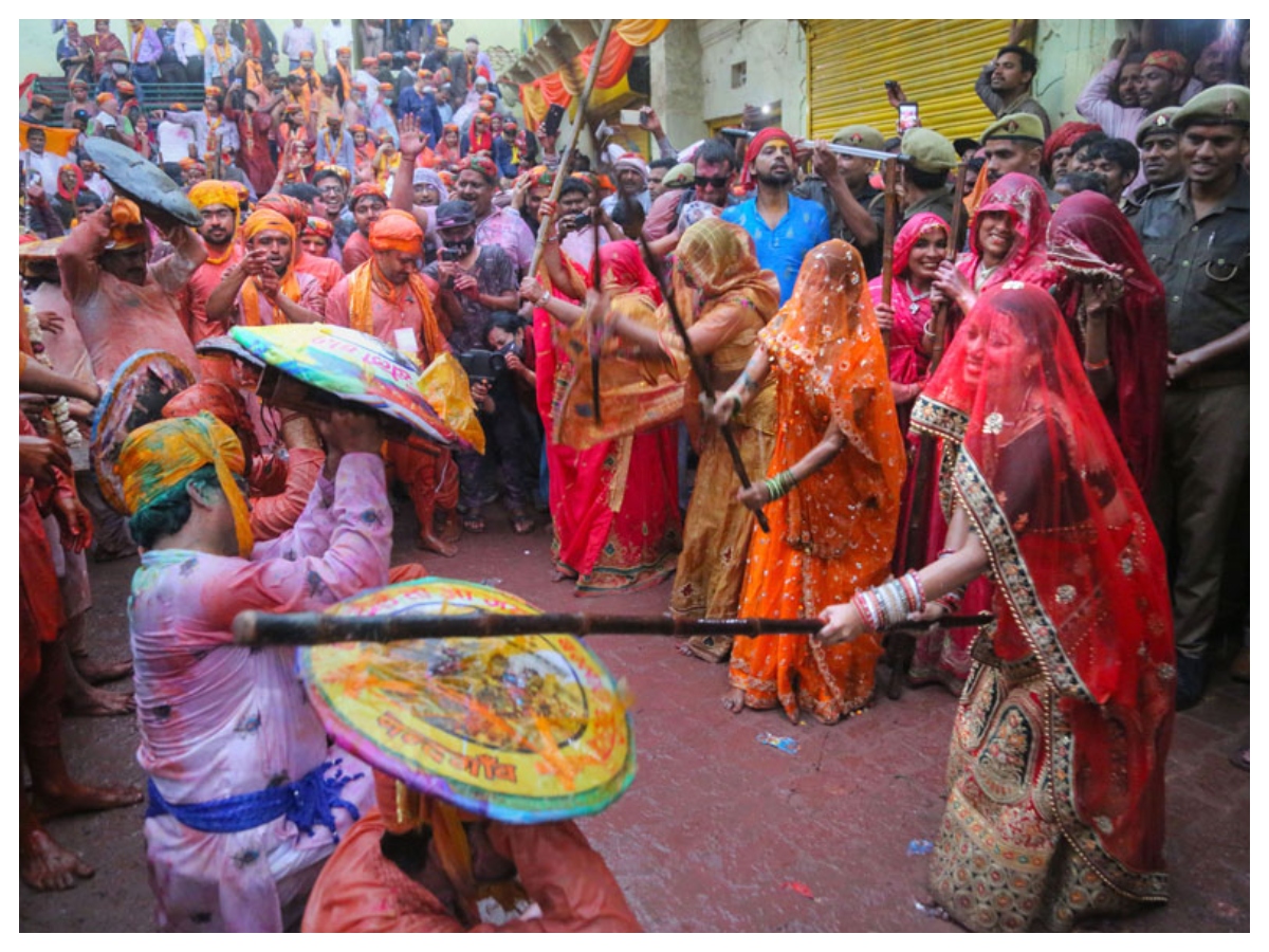 Barsana Lathmar Holi: ढाल, पगड़ी और लाठियां: ऐसे शुरू हुई बरसाना की लट्ठमार होली - Photo Gallery