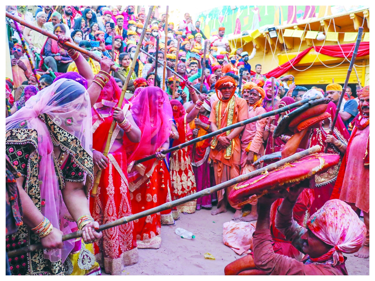 Barsana Lathmar Holi: ढाल, पगड़ी और लाठियां: ऐसे शुरू हुई बरसाना की लट्ठमार होली - Photo Gallery