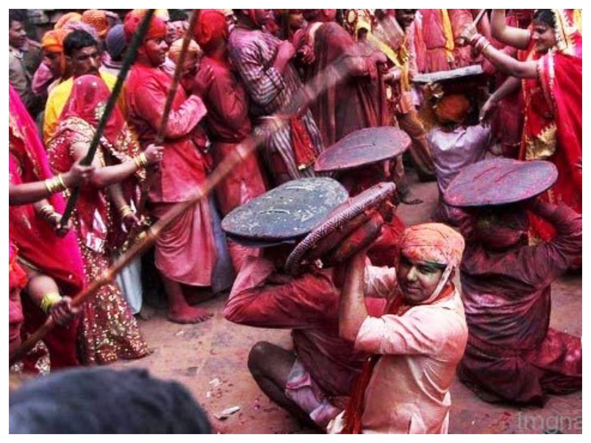 Barsana Lathmar Holi: ढाल, पगड़ी और लाठियां: ऐसे शुरू हुई बरसाना की लट्ठमार होली - Photo Gallery