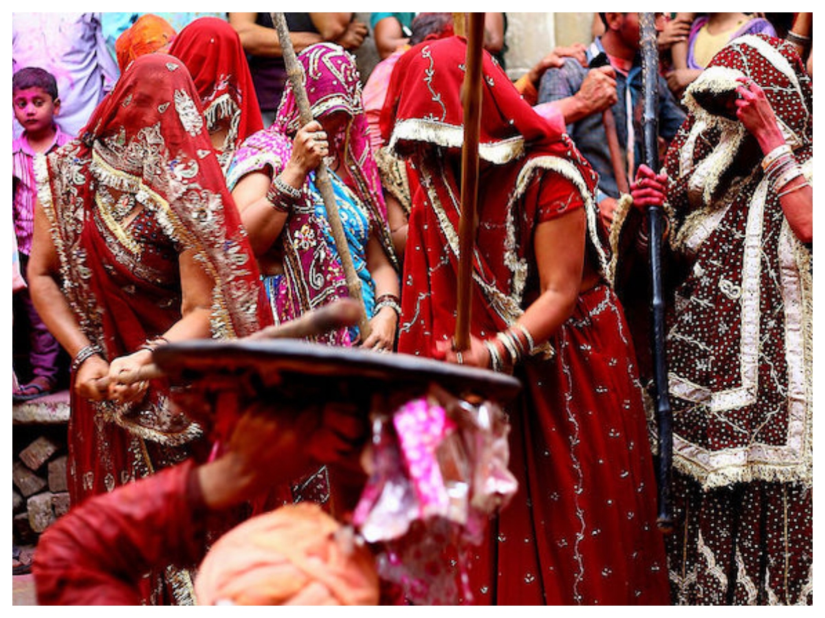 Barsana Lathmar Holi: ढाल, पगड़ी और लाठियां: ऐसे शुरू हुई बरसाना की लट्ठमार होली - Photo Gallery