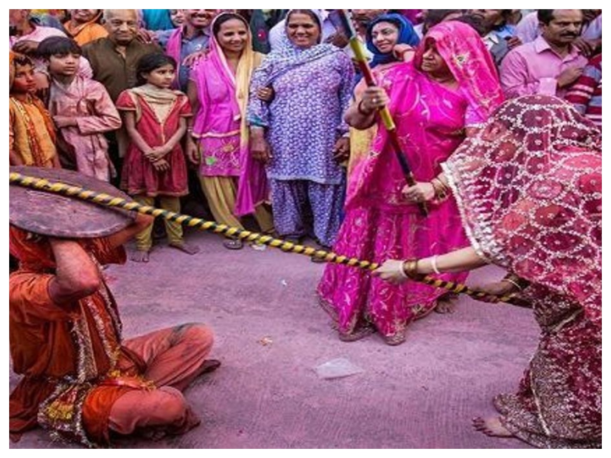 Barsana Lathmar Holi: ढाल, पगड़ी और लाठियां: ऐसे शुरू हुई बरसाना की लट्ठमार होली - Photo Gallery
