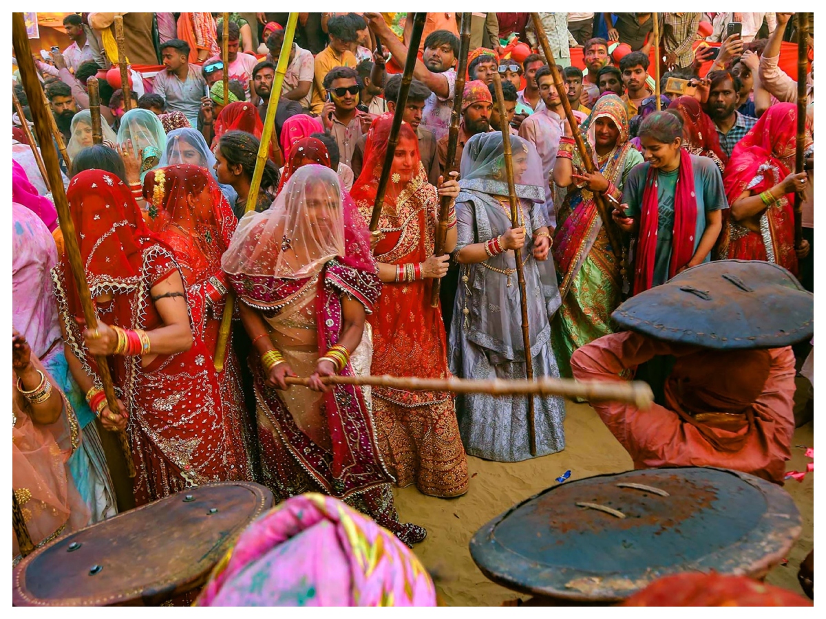 Barsana Lathmar Holi: ढाल, पगड़ी और लाठियां: ऐसे शुरू हुई बरसाना की लट्ठमार होली - Photo Gallery