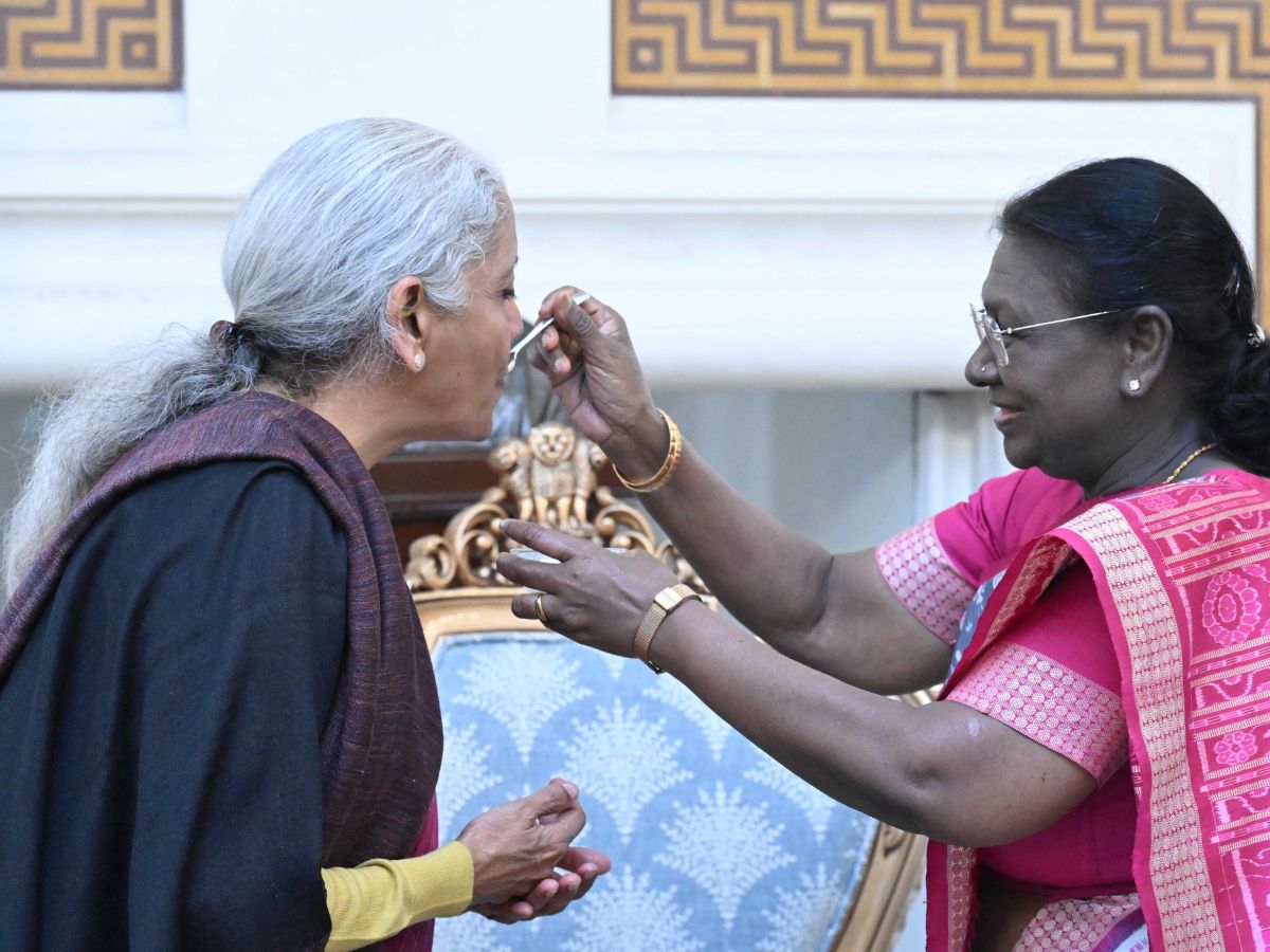 Hindu Rituals: शुभ काम से पहले क्यों खिलाई जाती है दही-चीनी,बजट से पहले राष्ट्रपति ने वित्त मंत्री को खिलाई - Photo Gallery