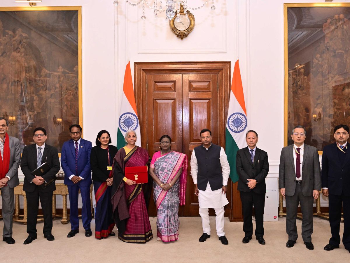 Hindu Rituals: शुभ काम से पहले क्यों खिलाई जाती है दही-चीनी,बजट से पहले राष्ट्रपति ने वित्त मंत्री को खिलाई - Photo Gallery