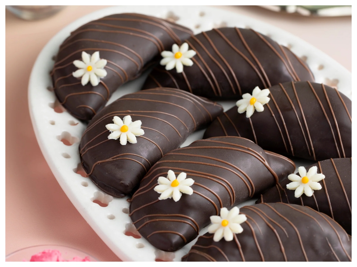 Holi Sweets: गुजिया से ठंडाई तक, इस होली घर ट्राई करें ये खास मिठाइयां - Photo Gallery