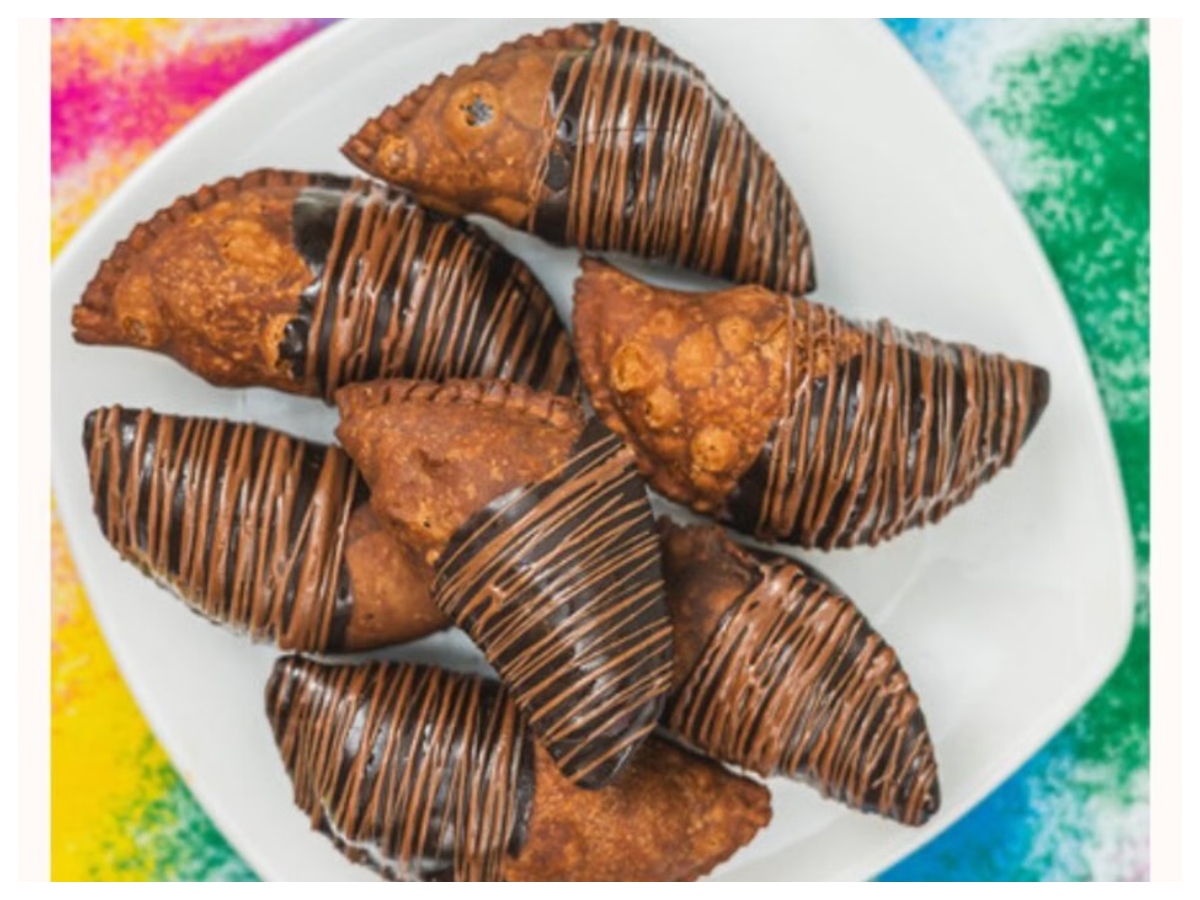 Holi Sweets: गुजिया से ठंडाई तक, इस होली घर ट्राई करें ये खास मिठाइयां - Photo Gallery