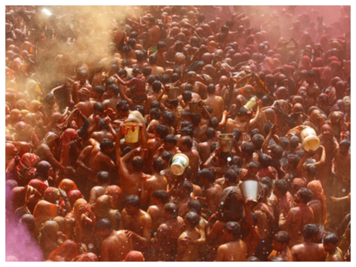 Dauji Huranga: जब बरसते हैं कोड़े और उड़ता है गुलाल… ऐसा होता है दाऊजी का हुरंगा, जानें क्या है अनोखी परंपरा - Photo Gallery