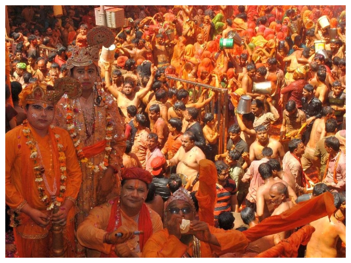 Dauji Huranga: जब बरसते हैं कोड़े और उड़ता है गुलाल… ऐसा होता है दाऊजी का हुरंगा, जानें क्या है अनोखी परंपरा - Photo Gallery