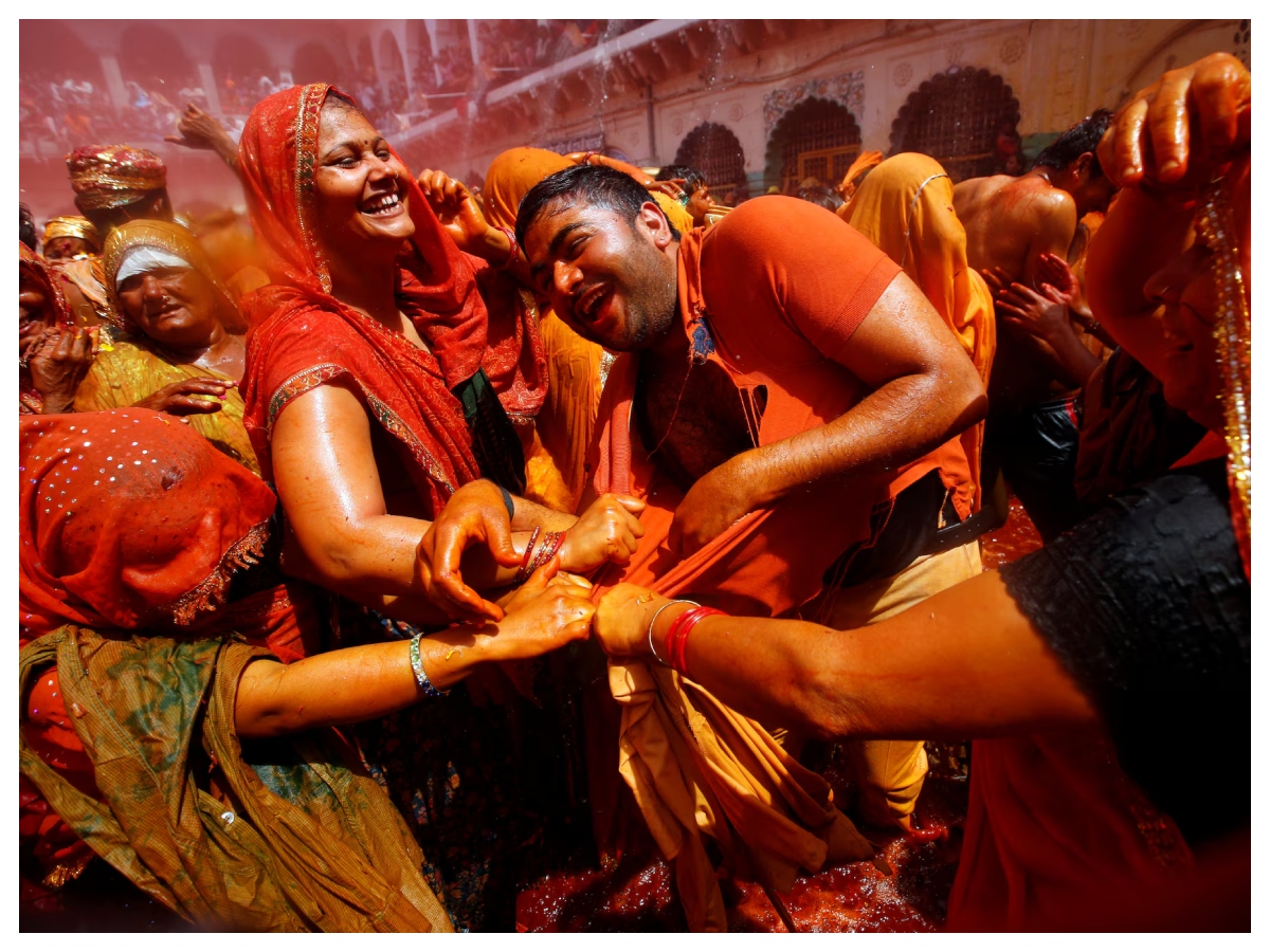 Dauji Huranga: जब बरसते हैं कोड़े और उड़ता है गुलाल… ऐसा होता है दाऊजी का हुरंगा, जानें क्या है अनोखी परंपरा - Photo Gallery