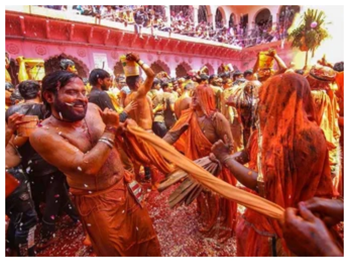 Dauji Huranga: जब बरसते हैं कोड़े और उड़ता है गुलाल… ऐसा होता है दाऊजी का हुरंगा, जानें क्या है अनोखी परंपरा - Photo Gallery