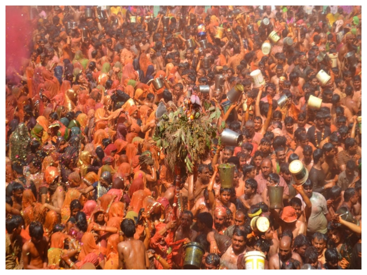 Dauji Huranga: जब बरसते हैं कोड़े और उड़ता है गुलाल… ऐसा होता है दाऊजी का हुरंगा, जानें क्या है अनोखी परंपरा - Photo Gallery