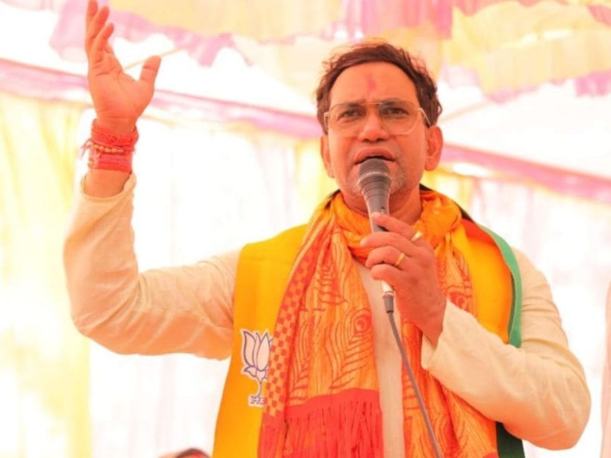 Dinesh Lal Yadav: पत्रकार को दी गालियां, एयर होस्टेस को भी नहीं छोड़ा; विवादों से घिरी है निरहुआ की जिंदगी - Photo Gallery