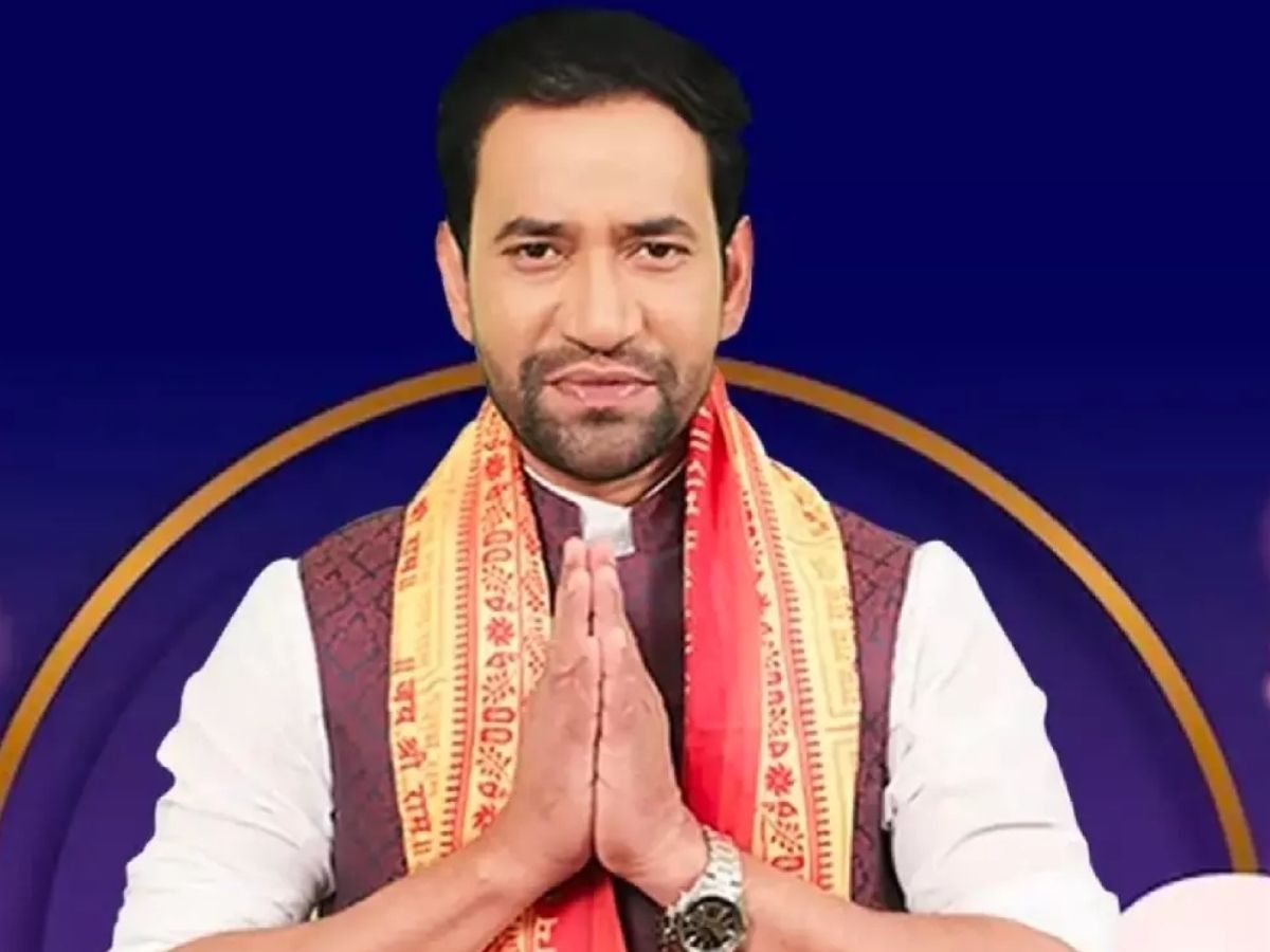 Dinesh Lal Yadav: पत्रकार को दी गालियां, एयर होस्टेस को भी नहीं छोड़ा; विवादों से घिरी है निरहुआ की जिंदगी - Photo Gallery