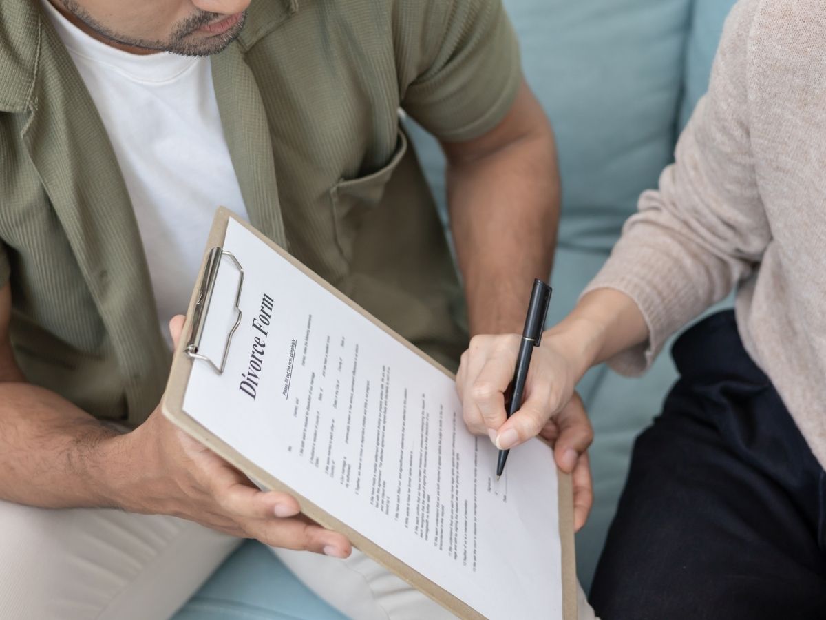 Divorce in Jews: तलाक के बाद भी पति से बंधी रहती है पत्नी, बच्चा करने की भी इजाजत नहीं, जानें यहूदियों की अजीबो गरीब प्रथा - Photo Gallery