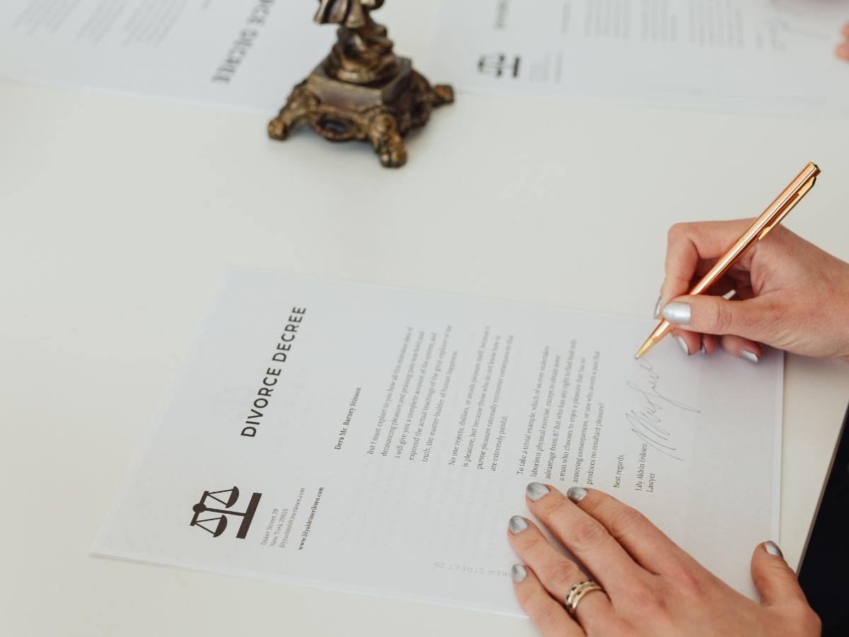 Divorce in Jews: तलाक के बाद भी पति से बंधी रहती है पत्नी, बच्चा करने की भी इजाजत नहीं, जानें यहूदियों की अजीबो गरीब प्रथा - Photo Gallery