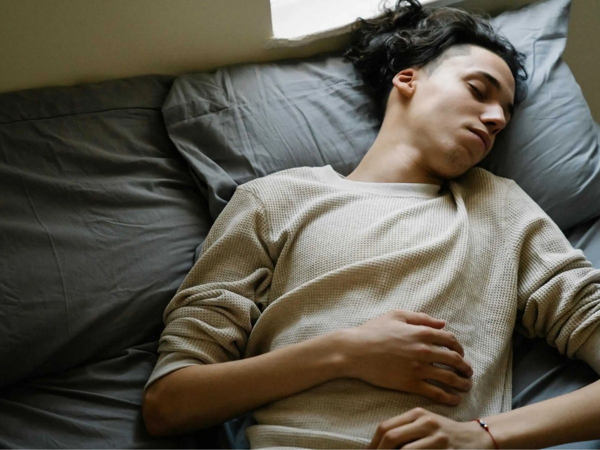 उल्टे-पुल्टे सोने से आप भी है परेशान, तो जानें क्या है सोने के लिए सबसे बेस्ट पॉजीशन? दर्द की हर समस्या होगी दूर - Photo Gallery