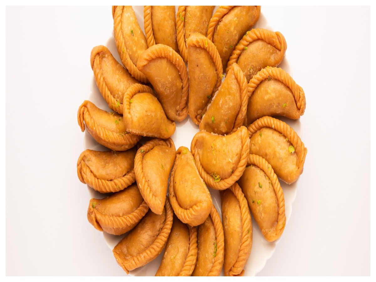 Holi Sweets: गुजिया से ठंडाई तक, इस होली घर ट्राई करें ये खास मिठाइयां - Photo Gallery