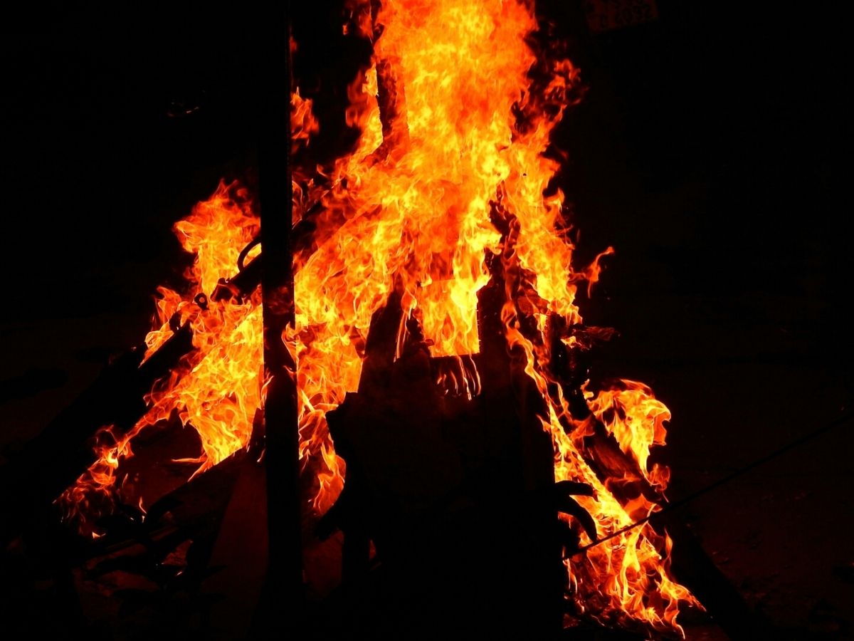 Holika Dahan 2026: आखिर क्यों लोग होलिका की धधकती आग घर लाते हैं, क्या है इस अनोखी मान्यता का राज़? - Photo Gallery