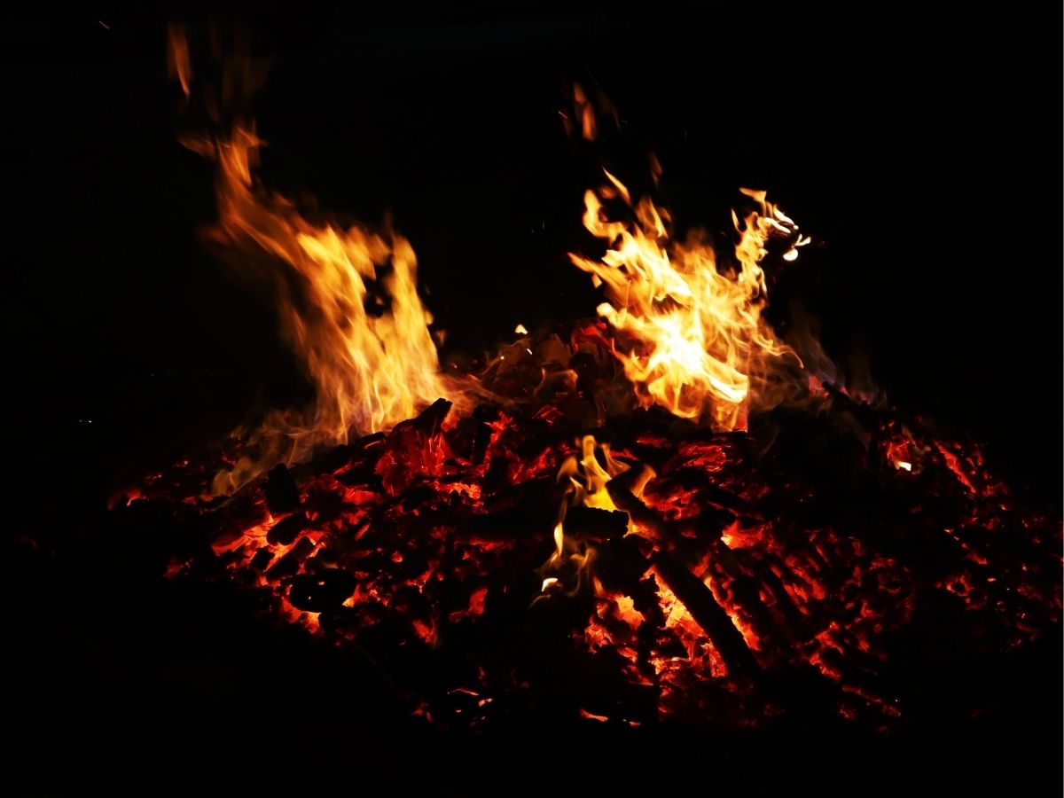 Holika Dahan 2026: आखिर क्यों लोग होलिका की धधकती आग घर लाते हैं, क्या है इस अनोखी मान्यता का राज़? - Photo Gallery