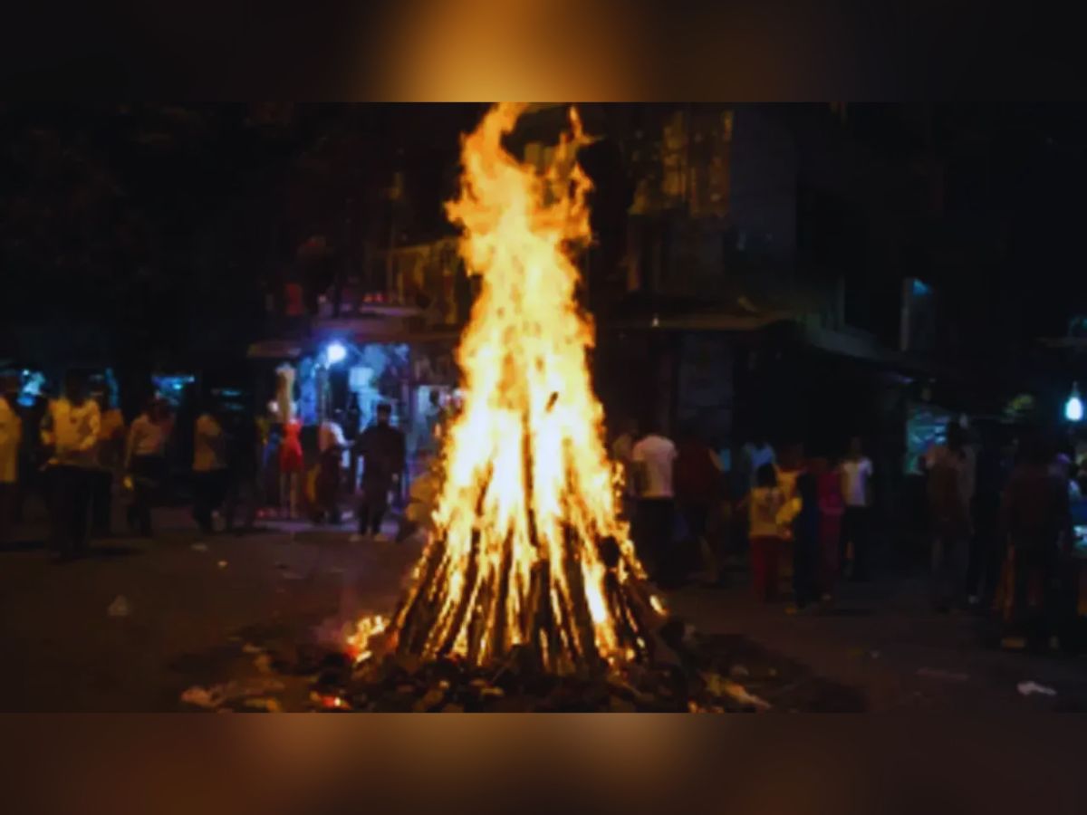 Holika Dahan Wheat Ritual: होलिका दहन में गेंहूं क्यों भुनते हैं लोग? जानिए क्या है उसका महत्व? - Photo Gallery