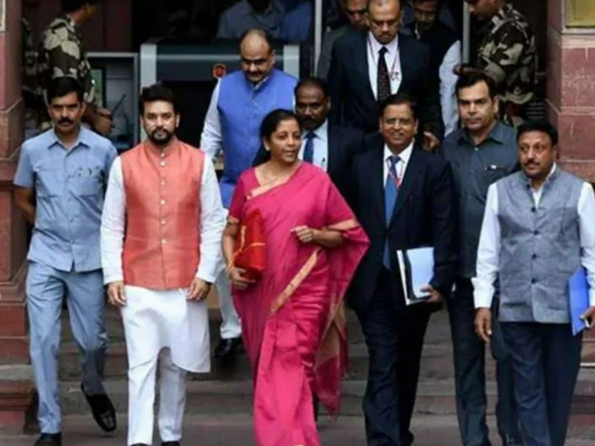 खास दिन की पहचान बनी साड़ी! 8 बजट, 8 स्टाइल! इस बार निर्मला सीतारमण की साड़ी में क्या होगा खास? - Photo Gallery