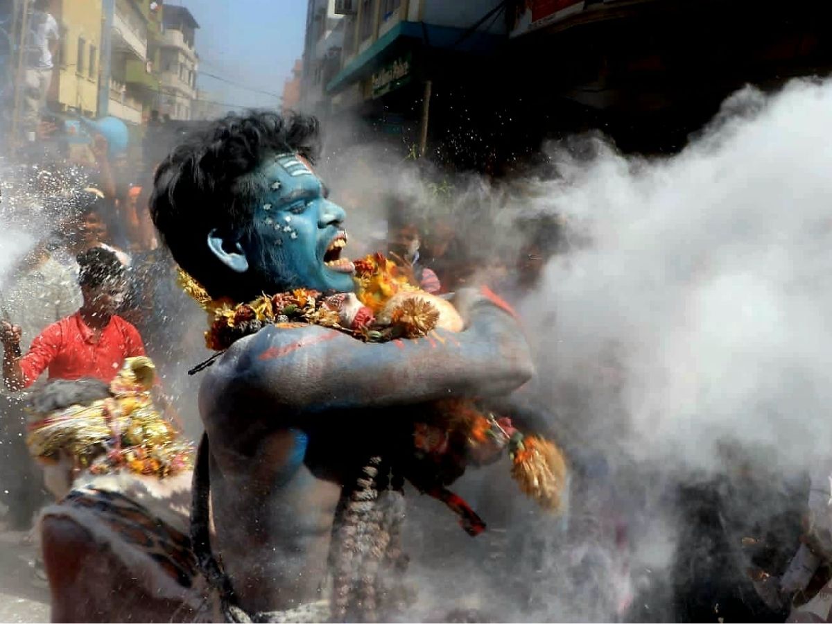 Holi 2026: आस्था या अंधविश्वास, श्मशान की मसान होली को लेकर चौंकाने वाली मान्यताएं; महिलाओं को क्यों रखा जाता है दूर? - Photo Gallery