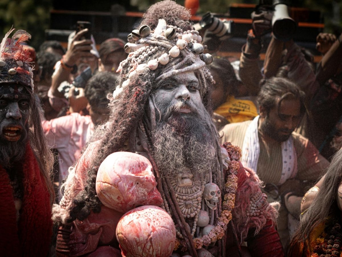 Holi 2026: आस्था या अंधविश्वास, श्मशान की मसान होली को लेकर चौंकाने वाली मान्यताएं; महिलाओं को क्यों रखा जाता है दूर? - Photo Gallery