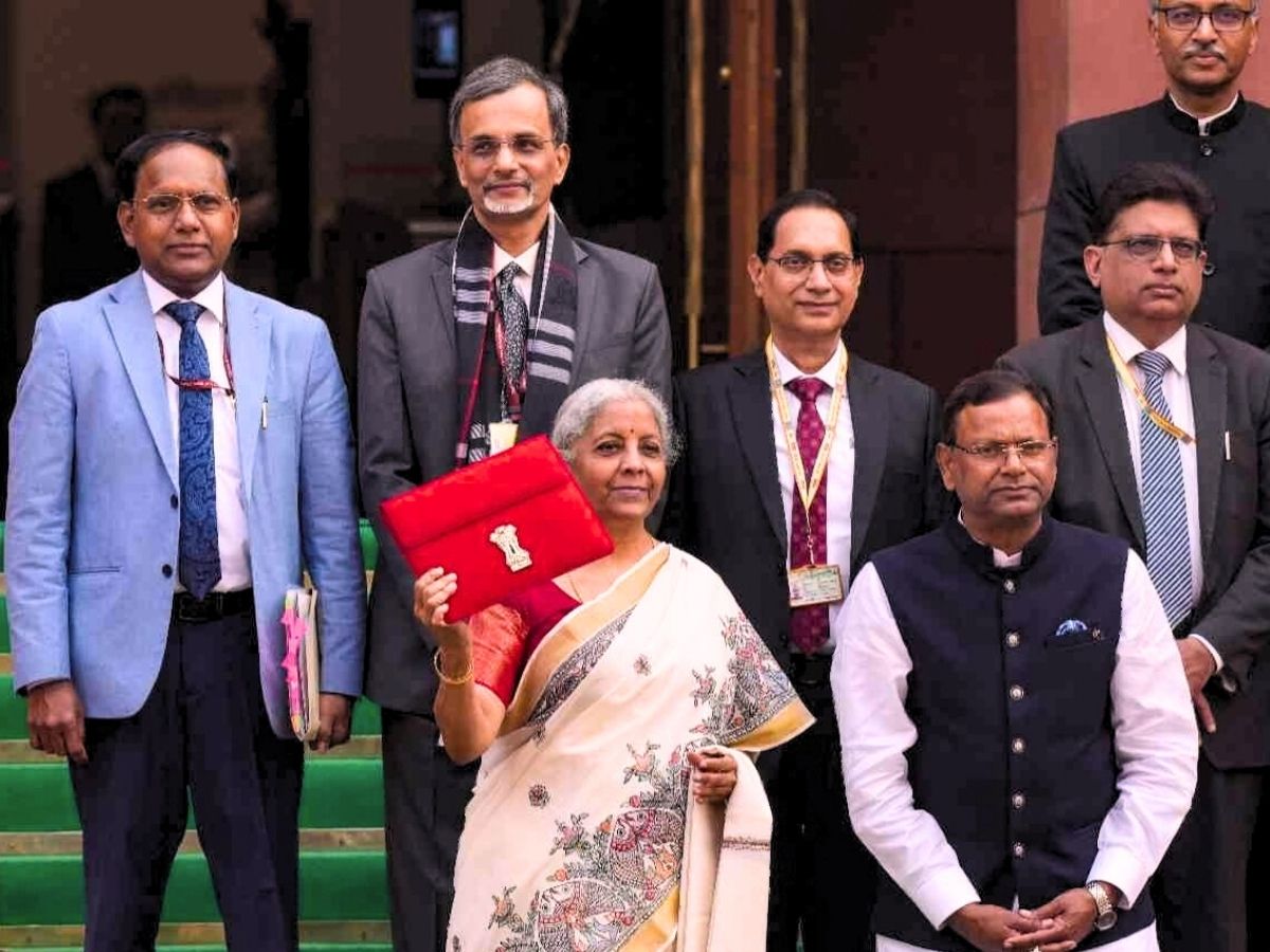 खास दिन की पहचान बनी साड़ी! 8 बजट, 8 स्टाइल! इस बार निर्मला सीतारमण की साड़ी में क्या होगा खास? - Photo Gallery