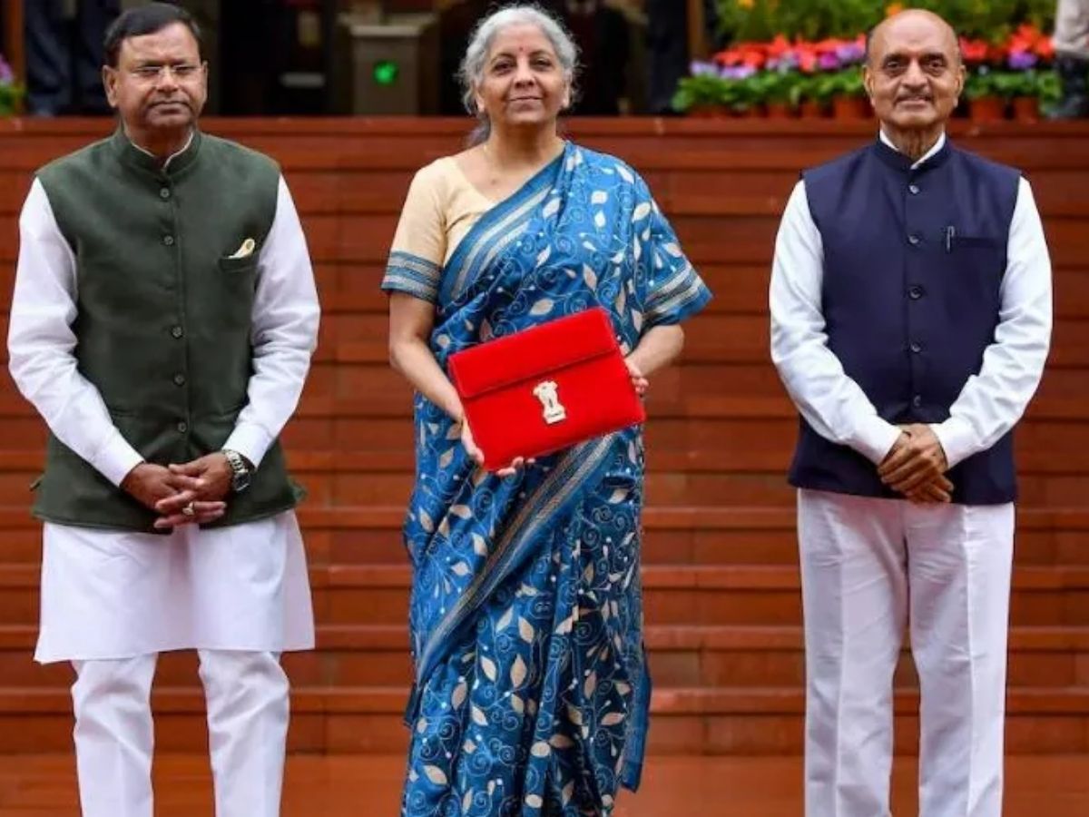 खास दिन की पहचान बनी साड़ी! 8 बजट, 8 स्टाइल! इस बार निर्मला सीतारमण की साड़ी में क्या होगा खास? - Photo Gallery