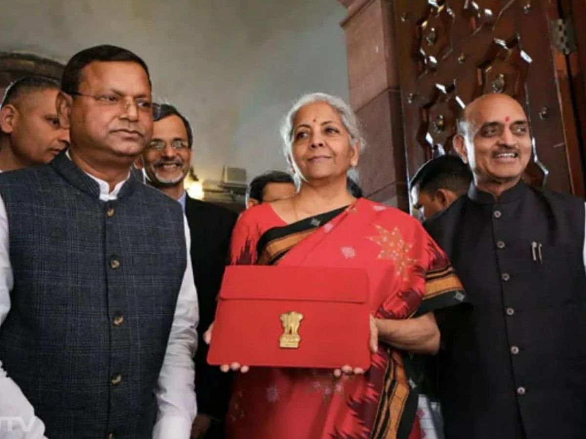 खास दिन की पहचान बनी साड़ी! 8 बजट, 8 स्टाइल! इस बार निर्मला सीतारमण की साड़ी में क्या होगा खास? - Photo Gallery